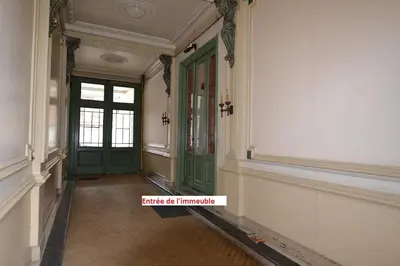 an empty hallway with a green door in a building at Duplex sympa Verviers in Verviers