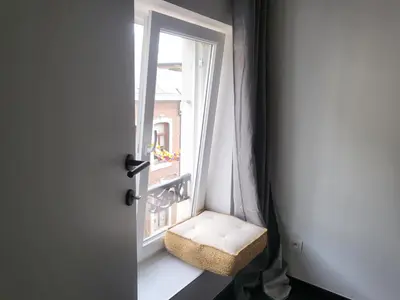 a room with a window with a white seat at Loogiez in Tongeren