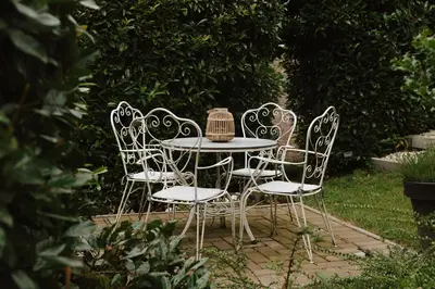a table and chairs with a tea kettle on it at Bij de secretaris in Kanne