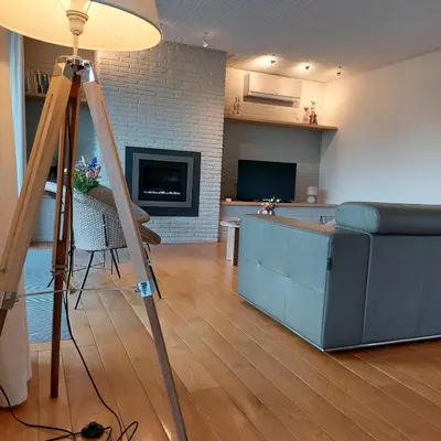 a tripod with a camera in a living room at Vakantiewoning De Papendaler in Zutendaal