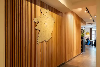 a wooden wall with a sign on it at Hotel de Boskar Houthalen in Houthalen-Helchteren