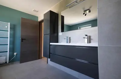 a bathroom with a sink and a mirror at Vakantiewoning Het Kwartelnest Mettekoven (Heers) in Heers