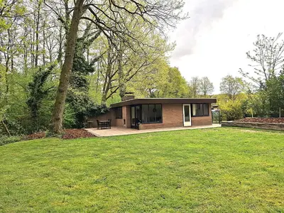 a small house in the middle of a yard at Vrijstaande vakantiebungalow met optimale privacy!! in Rekem