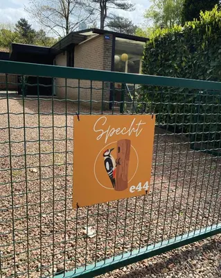 a sign on the fence of a park at Spechthuisje, 4-pers bungalow in Rekem in Lanaken