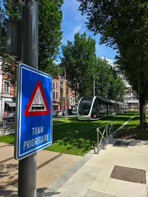 a blue sign on a pole with a train prototype at Aslyra 