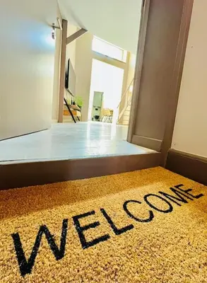 a welcome mat on the floor of a room at Appartement tropical in Liège