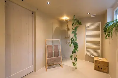 a room with a closet with a plant on the wall at Ontspan huisje: wellness in de natuur in Lanaken