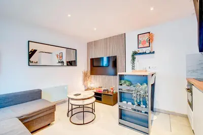 a room with a bed and a fish tank at LIÉGE - Le cocon de Chênée in Chênée