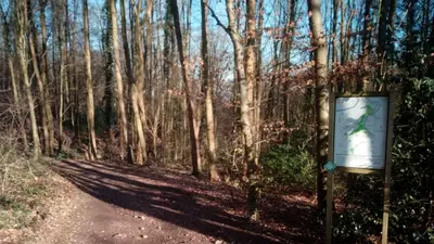 a sign on a trail in the woods at Sleep and Dream in Liège