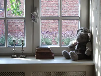 a teddy bear sitting on a window sill at Apartment Het Demerhuisje in Hasselt