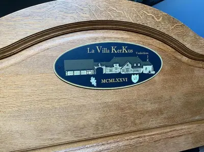 a sticker on the side of a wooden object at La réserve by la Villa KerKus in Fraipont