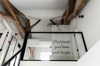 a room with a window and a sign on the wall at Het Maashuis in Maasmechelen