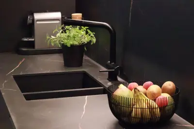 a basket of fruit sitting next to a sink at Maas & Me in Dilsen-Stokkem