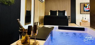 a room with a hot tub and a bedroom at Home Sweet House in Hermée