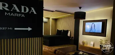 a hotel room with a tv and a bed in a room at Home Sweet House in Hermée