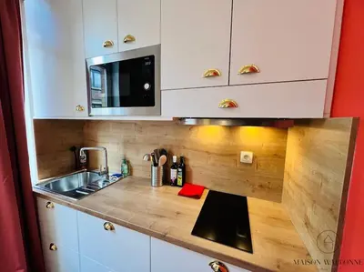 a kitchen with a sink and a microwave at L'haussmanien romantique - HEC, Jardin botanique in Liège