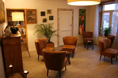 a waiting room with a table and chairs at B&B Horpala in Heers