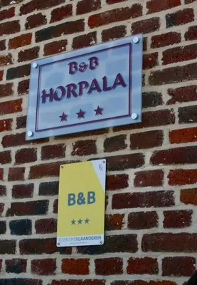 a sign that says be hortapa on a brick wall at B&B Horpala in Heers