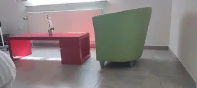 a room with a red table and a green chair at Chambre R0 avec salle de bain partagée près de l'hôpital de la Citadelle à Liège in Liège