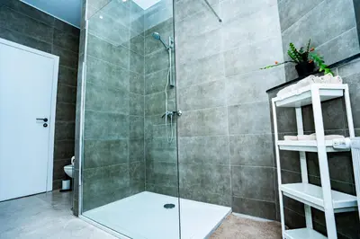 a bathroom with a shower with a glass door at Chambre R0 avec salle de bain partagée près de l'hôpital de la Citadelle à Liège in Liège