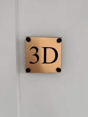 a sign that says on a white door at Urbanchic Appartement Evasion 3D in Liège