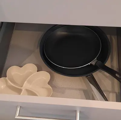 a frying pan and a heart on a shelf at Entre deux Ô à Lixhe,Visé Belgique in Visé