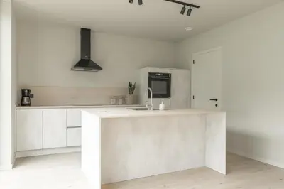 a white kitchen with a sink and a microwave at Vakantie aan de Maas - Vakantiewoning Leenhof in Kinrooi
