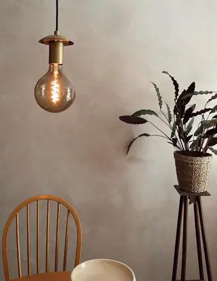 a light hanging over a table with a potted plant at Residentie Papillon in Hasselt