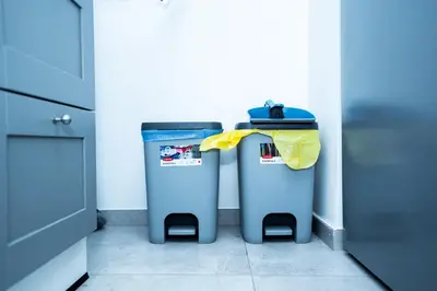 two trash cans sitting next to each other in a kitchen at Chambre R2 avec salle de bain partagée près de l'hôpital de la Citadelle à Liège in Liège