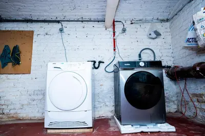 a dryer and a washing machine in a room at Chambre R2 avec salle de bain partagée près de l'hôpital de la Citadelle à Liège in Liège