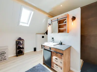a bathroom with a sink and a mirror at Vakantiehuis Bonne Home in Bree