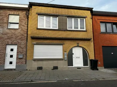 a brick house with white doors and windows at Au 11811 Bel appartement cosy in Loncin