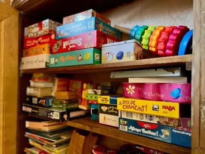 a book shelf filled with lots of books at La maison de Maître - Grand Jardin, Face à la Meuse in Hermalle-sous-Argenteau