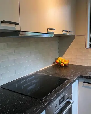 a kitchen with a counter top with a bowl of fruit at Eekhoorn-huisje, 4-pers bungalow, Rekem in Lanaken