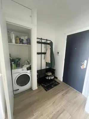 a laundry room with a washer and a washing machine at Appartement panoramique plein sud Liège in Liège