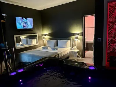 a room with a bed and a bath tub at lelysblanc in Liège