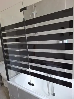 a glass shower with black and white stripes at La Vie en Rose in Verviers