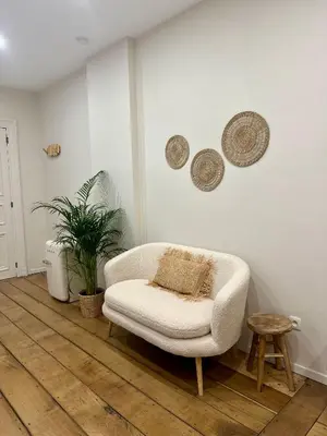 a living room with a chair and a plant at Appartement cosy à Liège in Liège