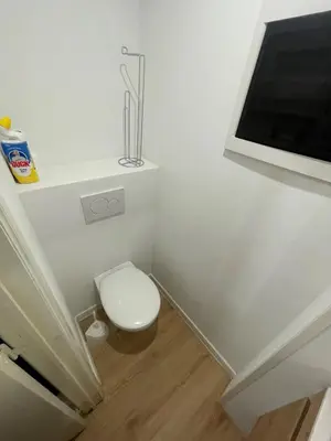 a small bathroom with a toilet and a microwave at Magnifique appartement 1 chambre in Liège