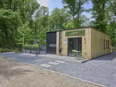 a small wooden building with a picnic table in it at Zen en Zoet in Zutendaal