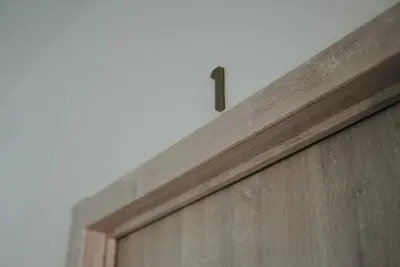 a handle on top of a wooden door at Min Su in Waremme