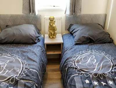 two beds sitting next to each other in a bedroom at Camping Zavelbos Superior Chalet in Maaseik