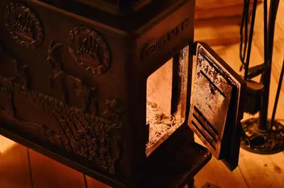 a wooden box with a sign on a wooden floor at Le chalet Nord in Verviers