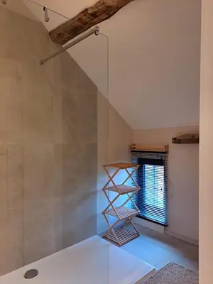 a glass shower in a bathroom with a ladder at Hoeve BôThé - Vakantiewoning in Alken