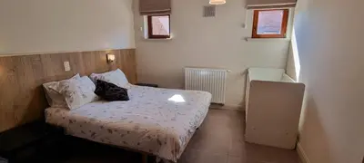 a small bedroom with a bed in a room at Alfonsinehoeve - we gaan zelf niet op vakantie, de vakantie komt naar ons in Heers