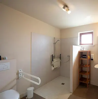 a bathroom with a shower with a toilet and a sink at Alfonsinehoeve - we gaan zelf niet op vakantie, de vakantie komt naar ons in Heers