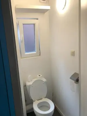 a small bathroom with a toilet and a window at Appartement confortable proche centre et idéal pour ULiège Sart Tilman in Liège