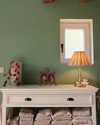 a white dressing table with a lamp and a mirror at Bakhuisje Peer in Peer
