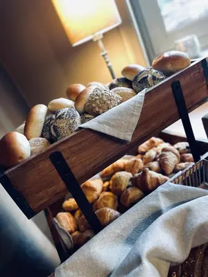 a display of different types of breads and pastries at Guesthouse 't Goed Leven in Stokrooie