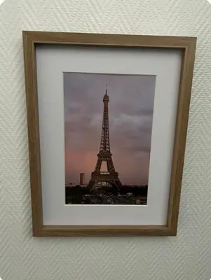 a picture of the eiffel tower in a frame at Maison sympa in Liège